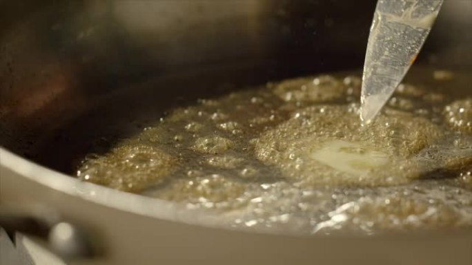 黄油在热锅中融化黄油在热锅中融化