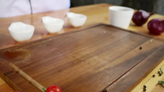 美食厨师的特写镜头，或用海盐和辣椒粉调味新鲜的熟食牛肉块。