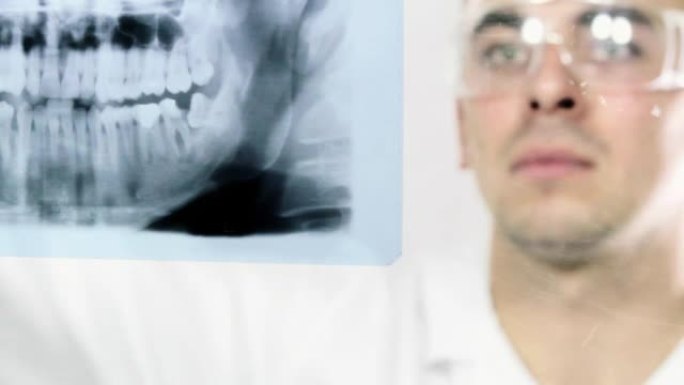 牙医检查X射线图像