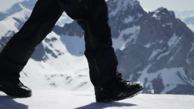 登山者在山上的雪地上行走