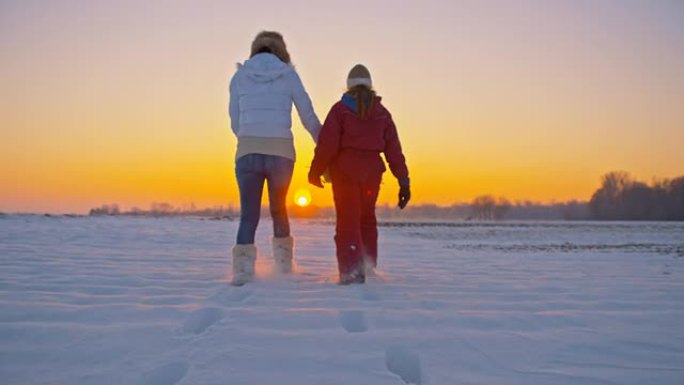 TS母女在雪地里跋涉