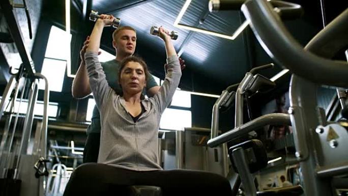 女人在健身房锻炼肩部肌肉