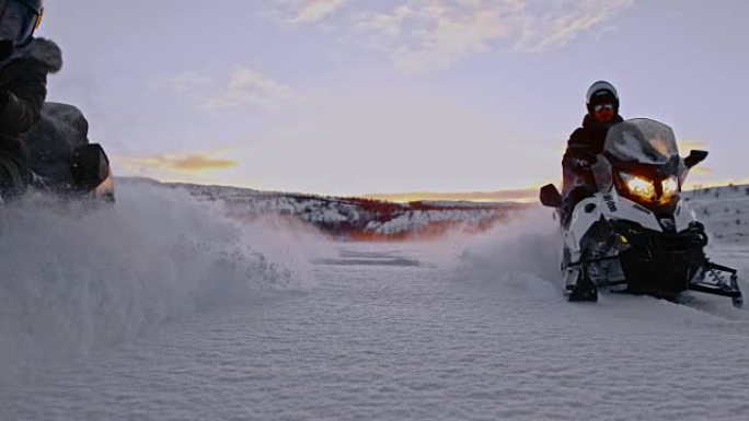 SLO MO两辆雪地车驶向相机