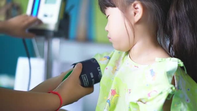 医生检查儿童血压