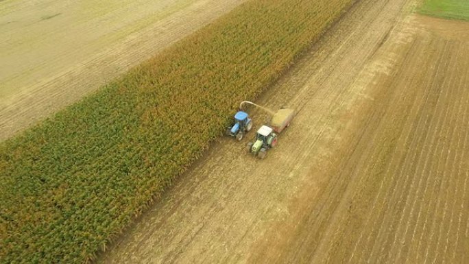 AERIAL农民用农业机械收割玉米