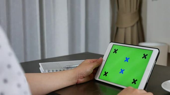 特写女人拿着绿色屏幕的空白平板电脑