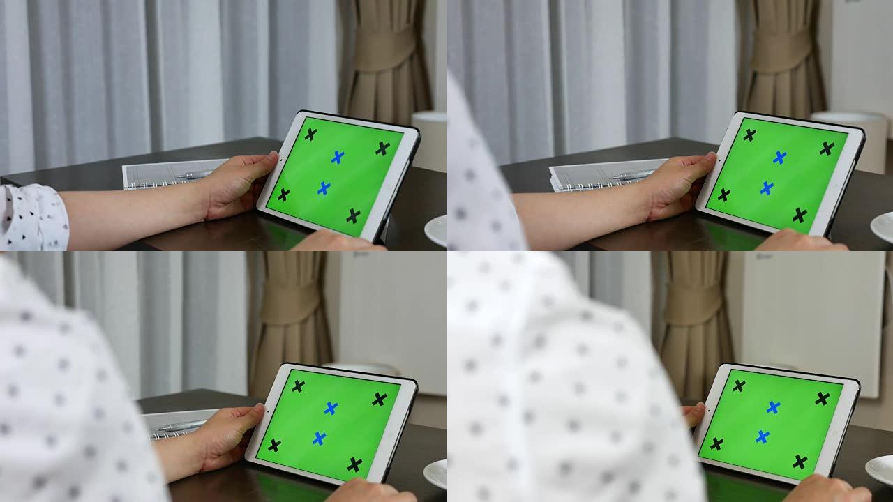 特写女人拿着绿色屏幕的空白平板电脑