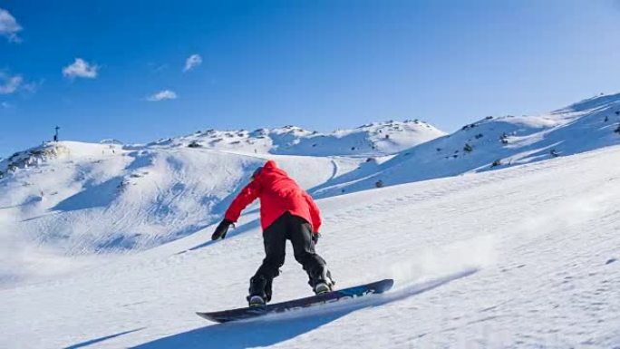 滑雪者在滑雪场上玩得开心，做旋转技巧