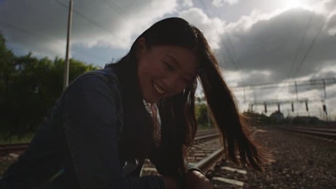 亚洲女人在铁路卡车上大笑。