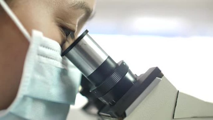 女科学家观察显微镜