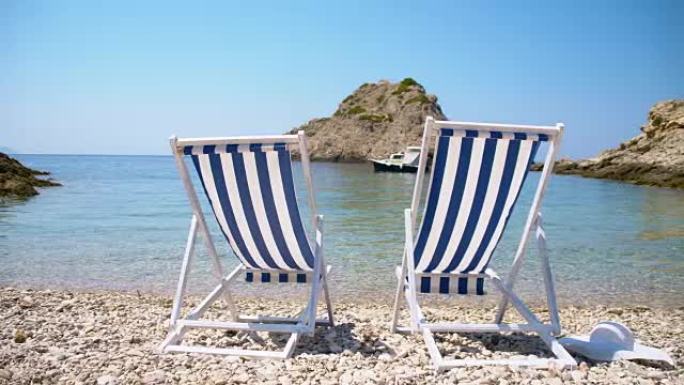 地中海海滩上的两把太阳椅