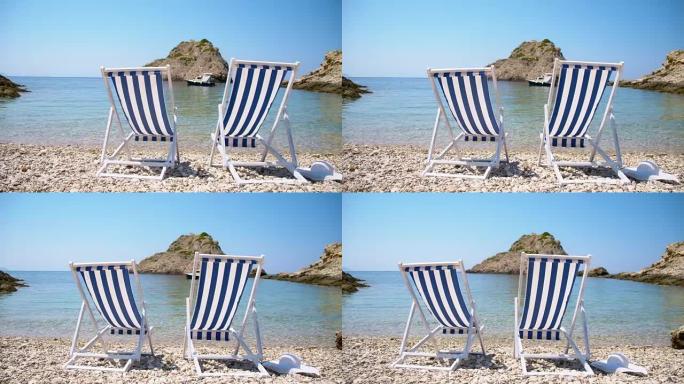 地中海海滩上的两把太阳椅