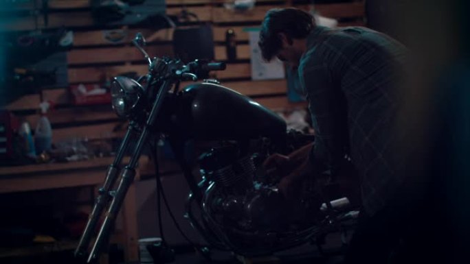 摩托车车间的男子正在建造自行车