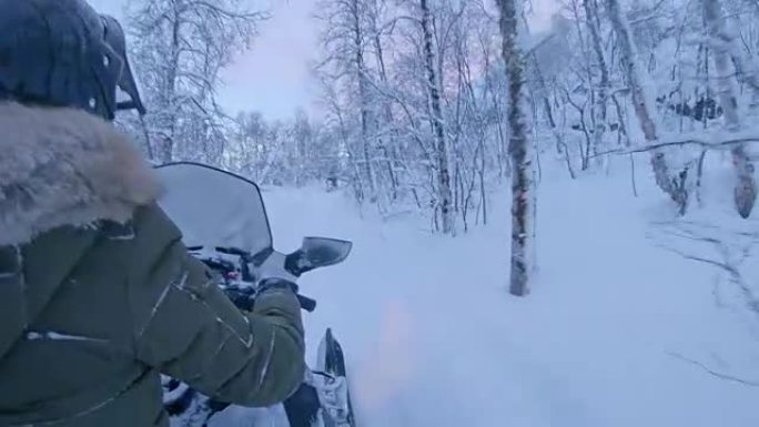 SLO MO POV骑着雪地车穿过白雪皑皑的森林