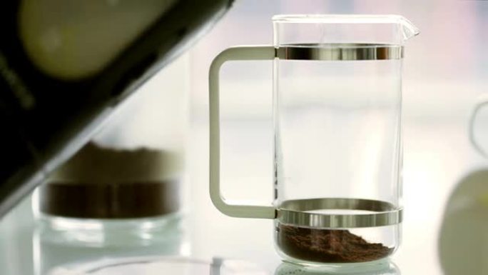 咖啡制作博士冲泡咖啡倒热水