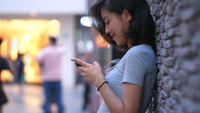 在街上使用智能手机的女人，4k