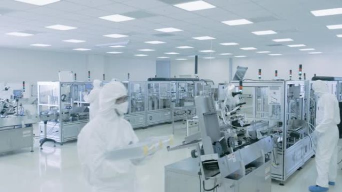 无菌高精度制造实验室，在那里，保护性工作服的科学家们打开了机械设备，使用计算机和显微镜，进行制药，生