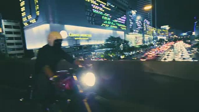 年轻的亚洲骑自行车的人在城市骑行
