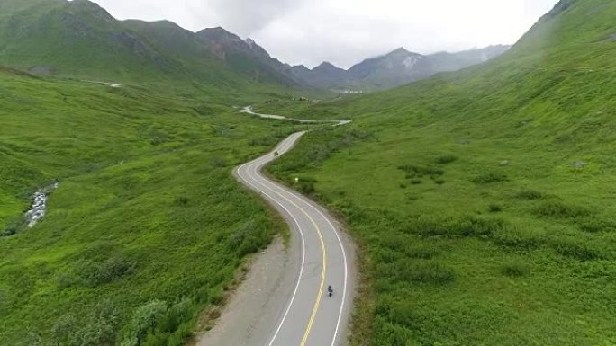 骑摩托车男子的鸟瞰图