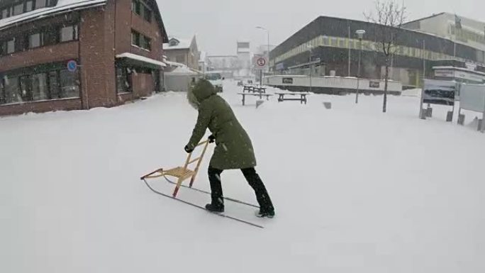 WS女人在雪中使用踢腿雪橇