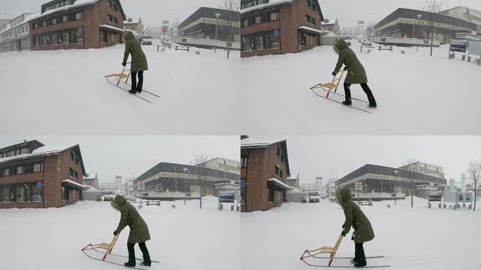 WS女人在雪中使用踢腿雪橇