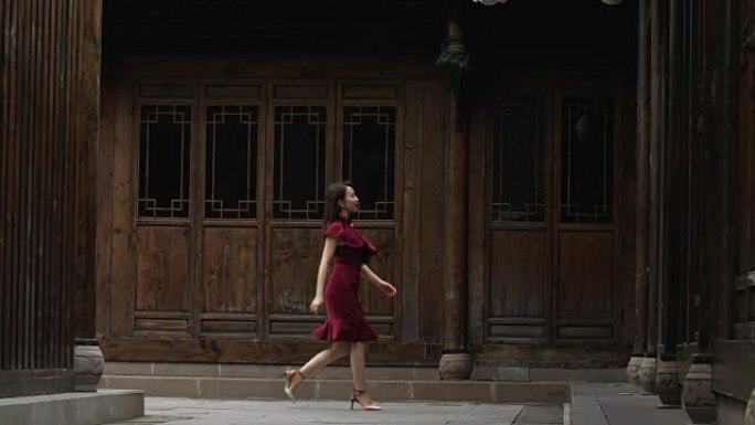 年轻漂亮的中国女人走路