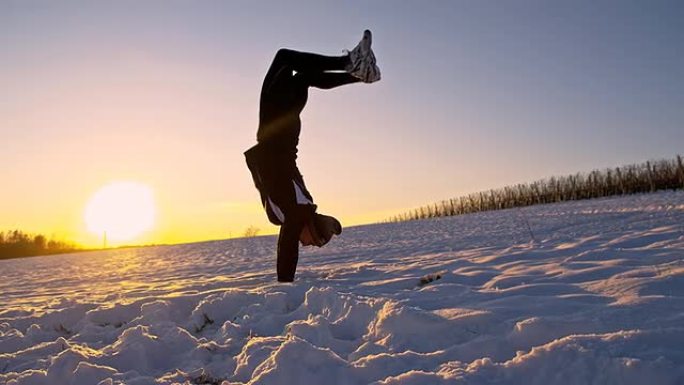 WS运动员在雪地里做倒立