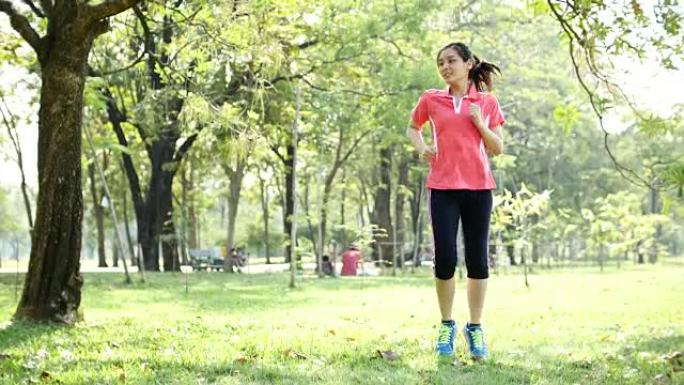 4K: 年轻女子在公园进行有氧运动