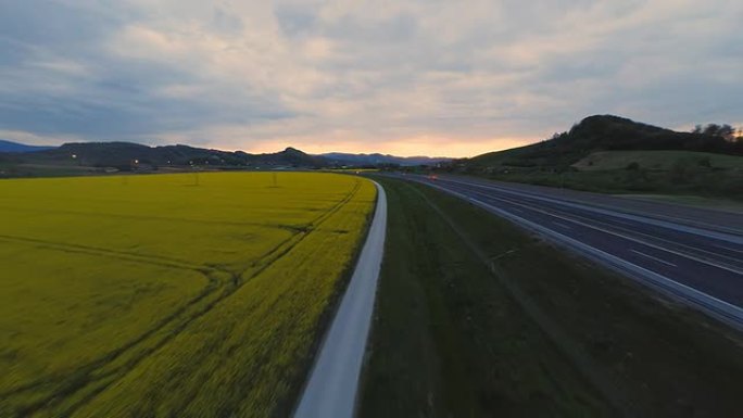 高清直升机: 沿着油菜籽田的高速公路
