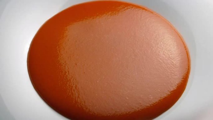 番茄汤粉进入碗