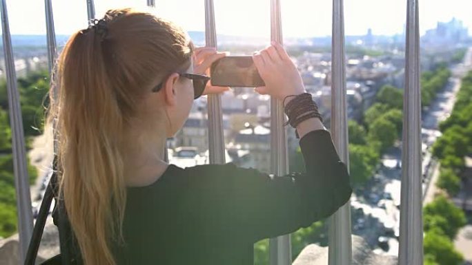 游客从凯旋门的顶部拍摄巴黎的照片
