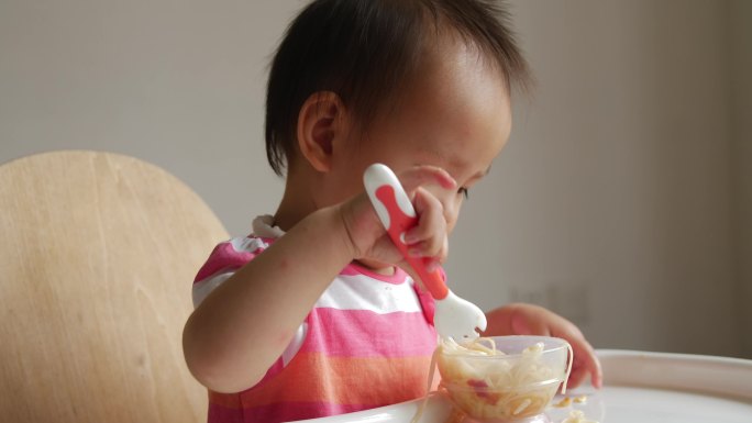 可爱小宝宝学用餐具勺子自己吃饭