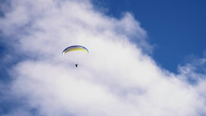 SLO MO滑翔伞在天空中翱翔