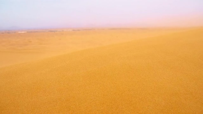 SLO MO在迪拜的沙漠中