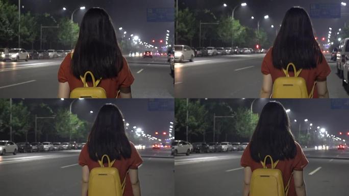 晚上孤独地走在街上的女人