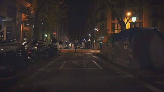 女人晚上在街上滑板