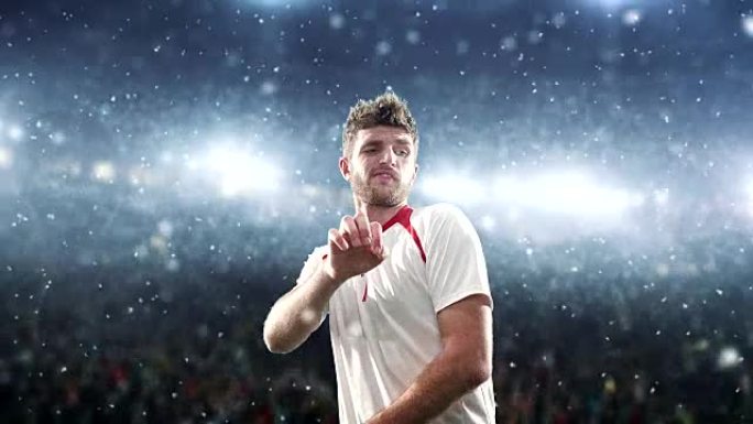 足球运动员庆祝胜利，并在下雪的职业体育场上快乐地跳舞
