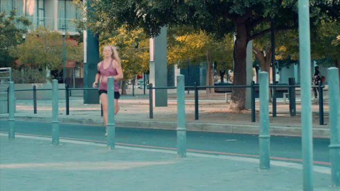 在城市环境中慢跑的女性