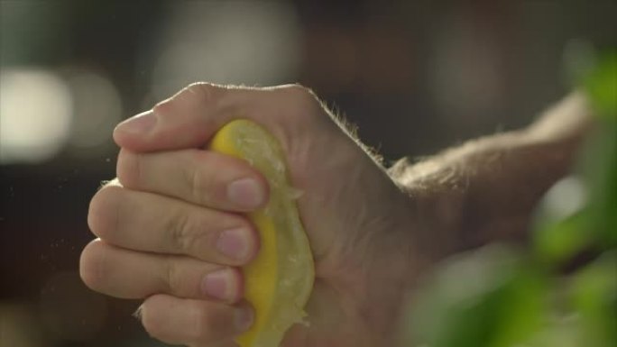 挤柠檬的男人挤汁水鸡尾酒