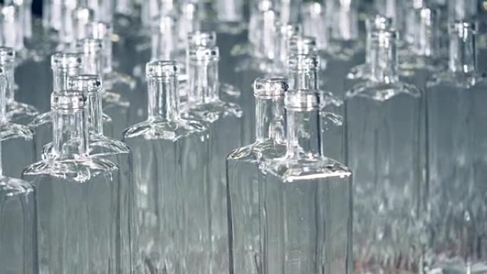 特殊设备在装配线上移动时会在瓶子上喷水。4K。