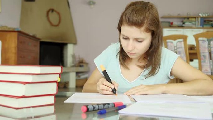 女孩学习并强调更重要的事实