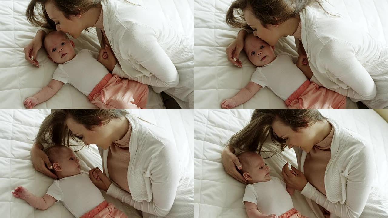 母亲在床上亲吻女儿