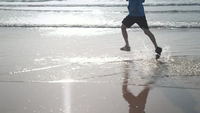 在海滩上慢跑海边外国运动健身奋斗拼搏