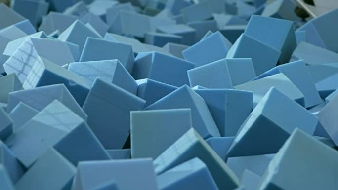充满蓝色泡沫立方体的坑
