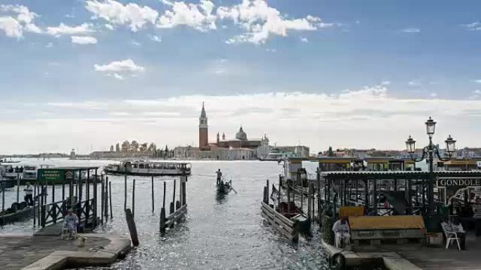 意大利威尼斯的圣乔治·马焦雷教堂的景色，吊船在水上摇摆，时间流逝