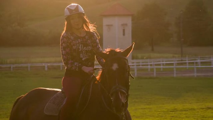 日落时骑马的年轻女子