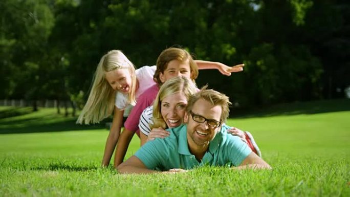 一家人躺在草地上一家人躺在草地上幸福