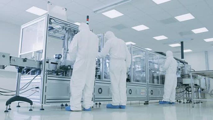在科学家穿着无菌防护服的制造工厂团队中，设置了现代工业3D打印机，正在加工半导体的高精度制造。