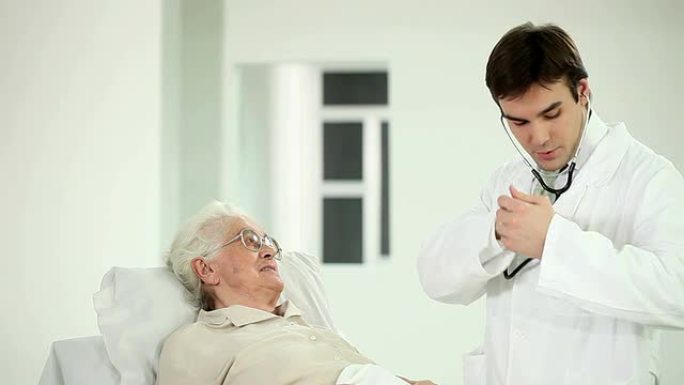 年轻医生和老年患者