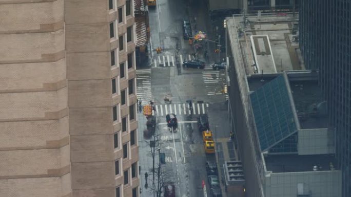 延时: 纽约市雨天繁忙的路口的凉爽镜头。
